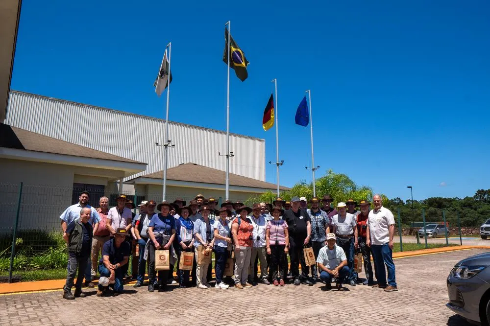 Comitiva conheceu a fábrica da Granfinale de equipamentos agrícolas e visitou a lavoura da Fazenda Tronco para ver de perto as técnicas de plantio. Fotos Klé Gabriel