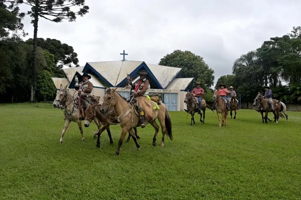 Tropeiros partem do Santuário de Nossa Senhora das Brotas, em Piraí do Sul, marcando o início da terceira edição da Romaria Tropeira, que reforça a conexão entre fé, cultura e tradição. (Foto: Toninho Anhaia)