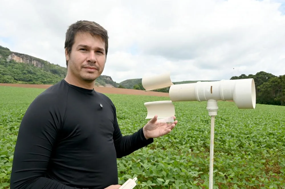 O Alerta Ferrugem, um sistema de monitoramento pioneiro, revoluciona o controle da ferrugem asiática no Paraná. O técnico do IDR - Paraná, Maghnom Henrique Melo, coleta amostra para análise. Foto Toninho Anhaia