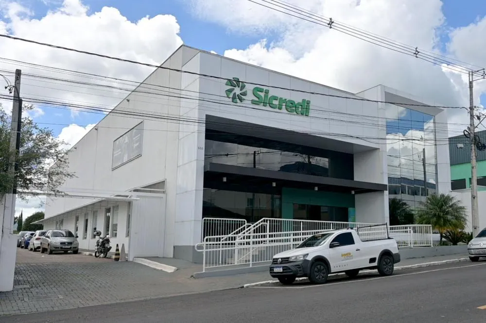 Associados acompanham as apresentações de resultados e participam das decisões estratégicas durante a Assembleia da cooperativa Sicredi. Transparência e cooperação em foco. Foto: Toninho Anhaia.