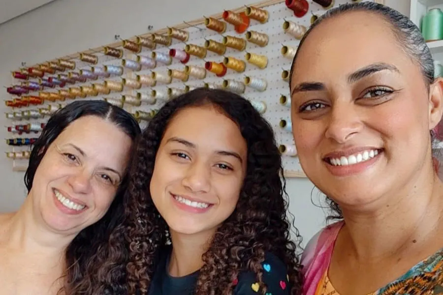 Aline ao lado de sua filha Gabriele e a nova funcionária, Vânia Santana. Foto: divulgação.