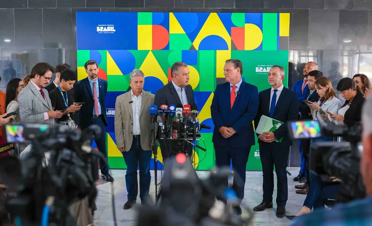 Os ministros Paulo Teixeira (Desenvolvimento Agrário e Agricultura Familiar), Rui Costa (Casa Civil) e Carlos Fávaro (Agricultura e Pecuária), com o diretor-presidente da Conab, Edegar Pretto, durante entrevista coletiva após reunião com o presidente Lula