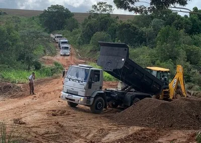 Imagens mostram o impacto das chuvas em estradas rurais nos municípios de Piraí do Sul e Tibagi