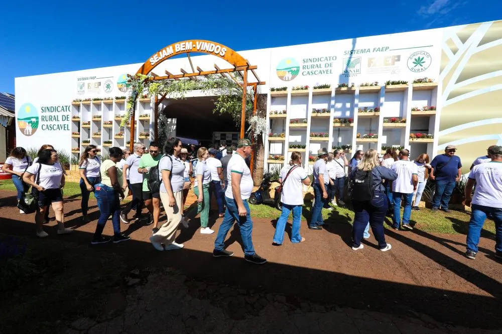 Mobilização histórica leva mais de 8,6 mil produtores em 184 grupos à maior feira agropecuária do Paraná, reforçando o papel da entidade na inovação do setor