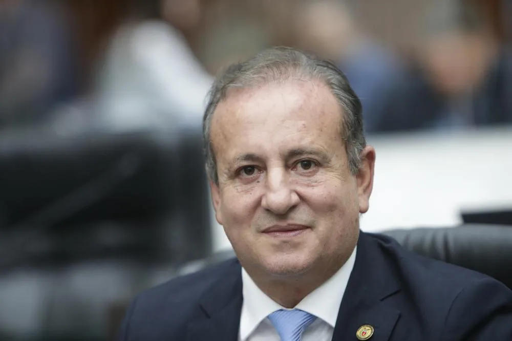 Deputado Moacyr Fadel protocolou requerimento à Sanepar nesta terça-feira Crédito: Orlando Kissner/Alep 
