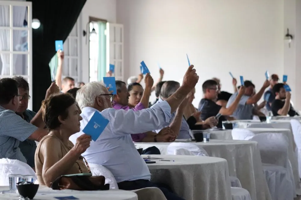 A Castrolanda Cooperativa Agroindustrial anunciou um resultado líquido histórico de R$ 273 milhões em 2024, superando as expectativas em um ano desafiador para o setor agropecuário. O balanço financeiro, apresentado na 74ª Assembleia Geral Ordinária (AGO)