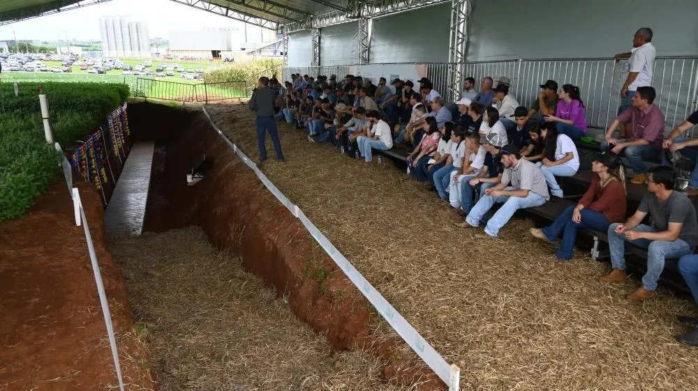 Visitantes exploram as últimas tecnologias em manejo de solo e novas cultivares no 28º Show Tecnológico Verão da Fundação ABC, um evento que impulsiona a inovação no agronegócio brasileiro. Foto Toninho Anhaia