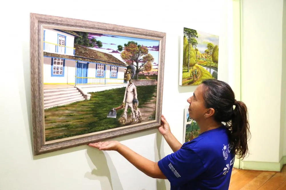 Quadros, fotos e maquetes fazem parte da mostra que fica aberta até dia 02 de abril. (Imagens: Divulgação)