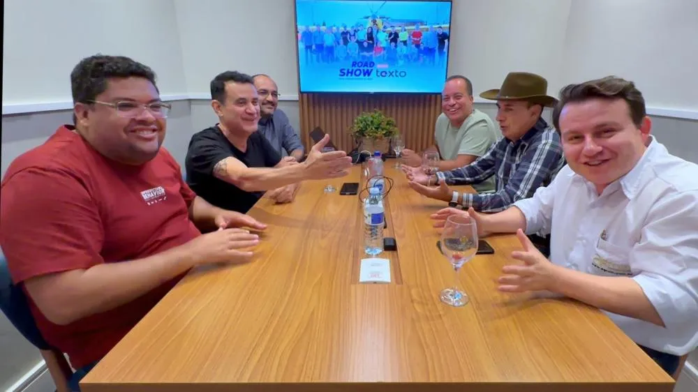 Jornalistas especializados em agronegócios produzem Podcast improvisado na sala VIP do Aeroporto de Guarulhos, usando criatividade e paixão pela comunicação.