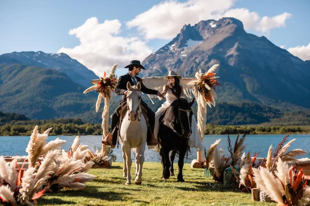 O Cavaleiro das Américas, Filipe Masetti, escreveu um novo capítulo de sua jornada épica ao se casar com Clara, em março, na Patagônia – o cenário onde seus destinos se cruzaram com o cavalo. Fotos divulgação