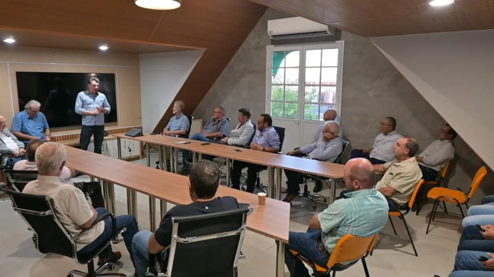 O Deputado Sérgio Souza, o prefeito Reinaldo Cardoso e lideranças do setor agropecuário discutem os desafios do setor em reunião na Casa do Sistema Faep/Senar e Sindicato Rural em Castro. Foto Toninho Anhaia