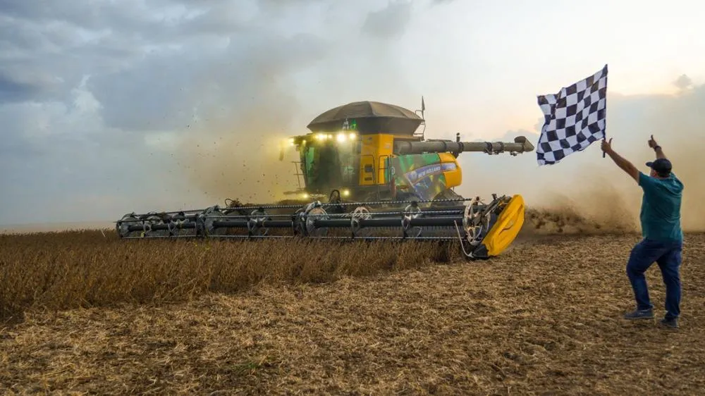 Usando uma colheitadeira CR 10.90 IntelliSenseTM, da New Holland, produtor de Luís Eduardo Magalhães colheu mais de 480 toneladas de soja em apenas 8 horas