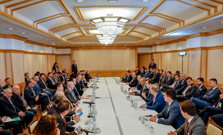 O presidente Lula e sua comitiva ao lado de empresários do setor de exportação de carne: oportunidade de abrir um mercado estratégico no Japão. Foto: Ricardo Stuckert/PR