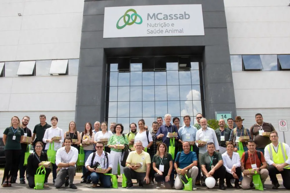 Jornalistas conhecem de perto os processos de produção, pesquisa e alta tecnologia da multinacional brasileira.