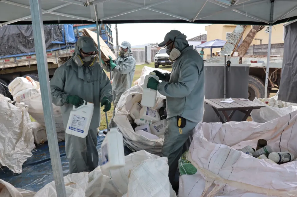A campanha recolheu 2.623 kg de embalagens de defensivos agrícolas, contando com a participação de mais de 65 produtores rurais de diversos bairros do município.