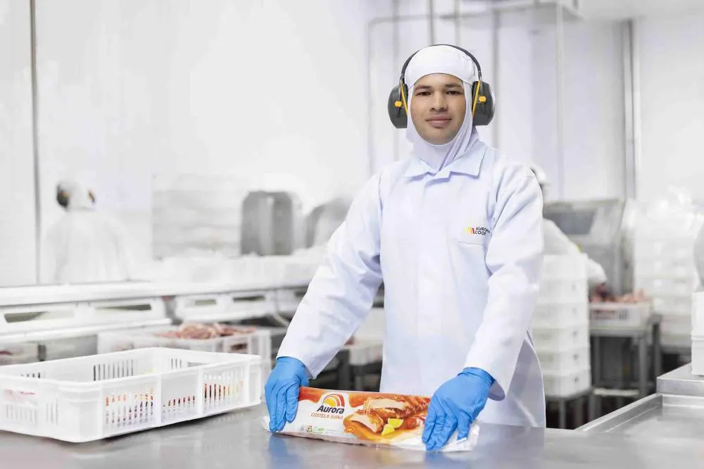 A Aurora Coop investe continuamente na melhoria das condições de criação dos animais, promovendo um ambiente adequado para que suas necessidades sejam atendidas de forma ética e sustentável. (Foto: reprodução Aurora Coop)