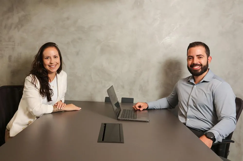Carolina Vergeti, diretora da tmdigital  e Rodrigo Marques, cofundador do grupo TerraMagna