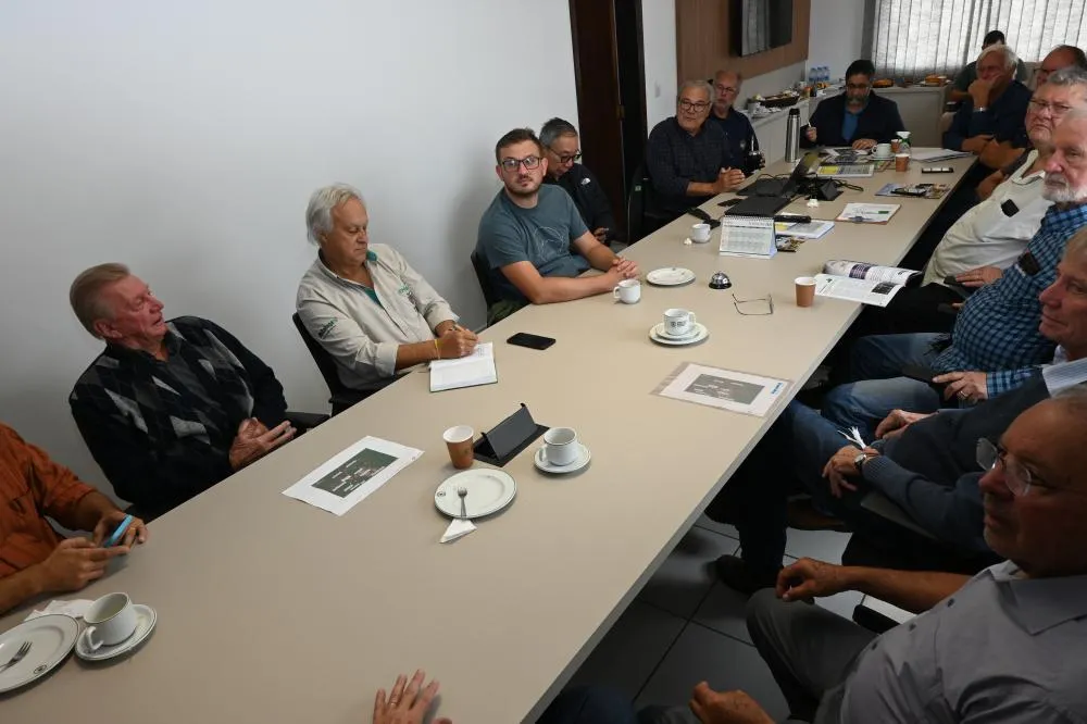 Durante o café da manhã no Sindicato Rural de Castro, o presidente da Câmara, Gerson Sutil, e Sindicato Rural, discutiram os impactos de tributos como o ITR e o papel do Legislativo no desenvolvimento do campo. Foto Toninho Anhaia.