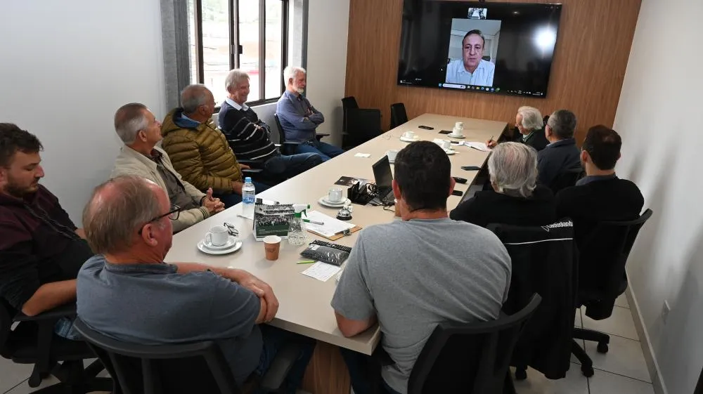 O deputado Moacyr Fadel participa remotamente do Café do Produtor no Sindicato Rural de Castro, reforçando a parceria com os produtores locais e discutindo pautas estratégicas para o agro. Foto Toninho Anhaia.