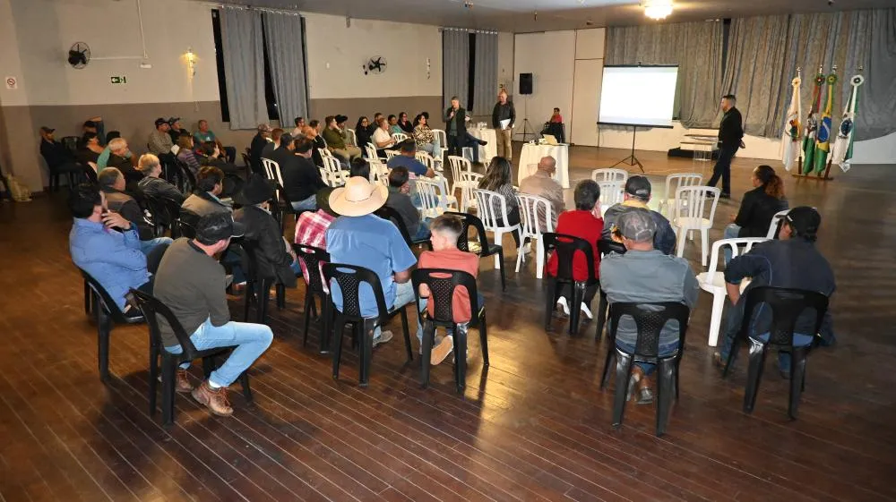 Produtores e autoridades discutem melhorias no programa que leva infraestrutura ao campo. Crédito da Foto: Toninho Anhaia