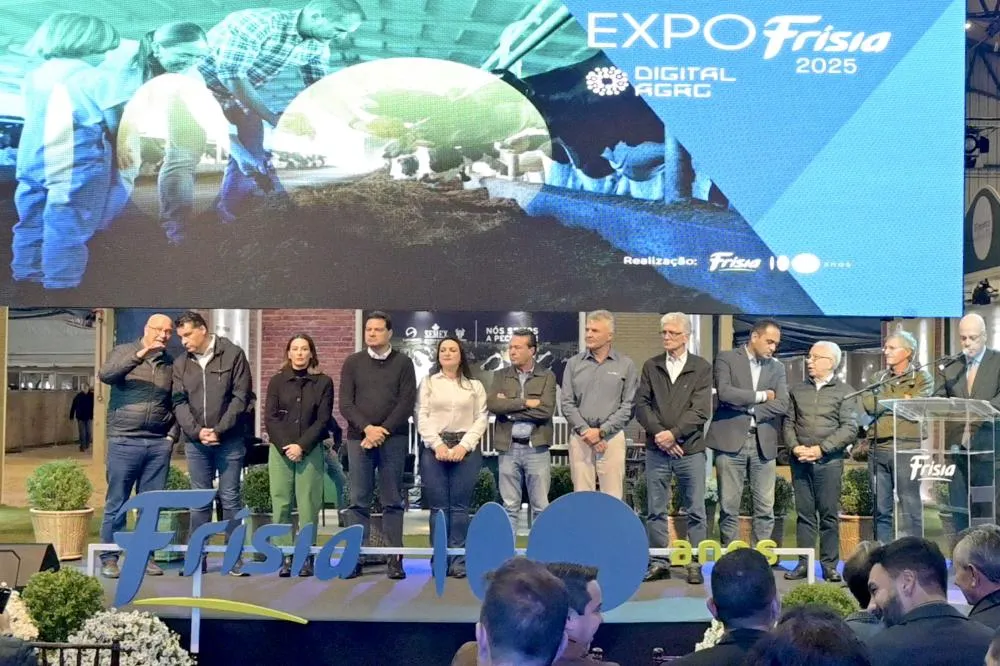 Produtores, expositores e autoridades prestigiaram as atrações da ExpoFrísia 2025, que movimentou Carambeí (PR) com inovação e tradição. Foto Toninho Anhaia