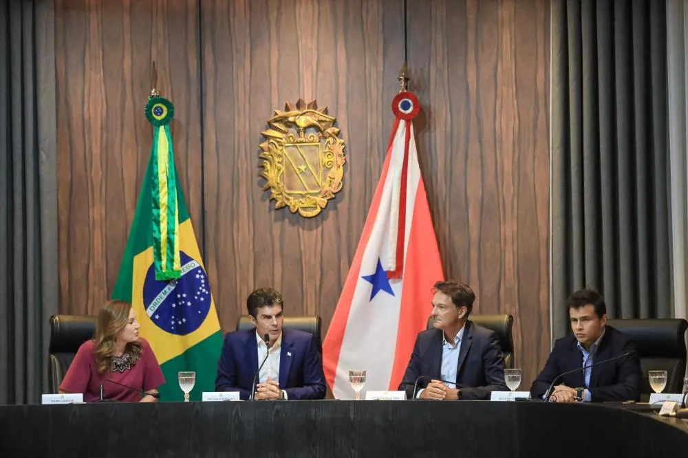 Da esquerda para a direita: Hana Ghassan, Vice-Governadora do Pará; Helder Barbalho, Governador do Pará; Stéphane Maquaire, CEO do Grupo Carrefour Brasil; e Raul Protázio, Secretário de Meio Ambiente e Sustentabilidade do Estado do Pará