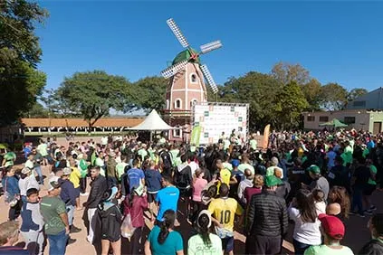 Participantes se reúnem no Parque de Exposições Capal, novo local do ponto de partida dos percusos (Crédito: Yasmin Musa Qasen)