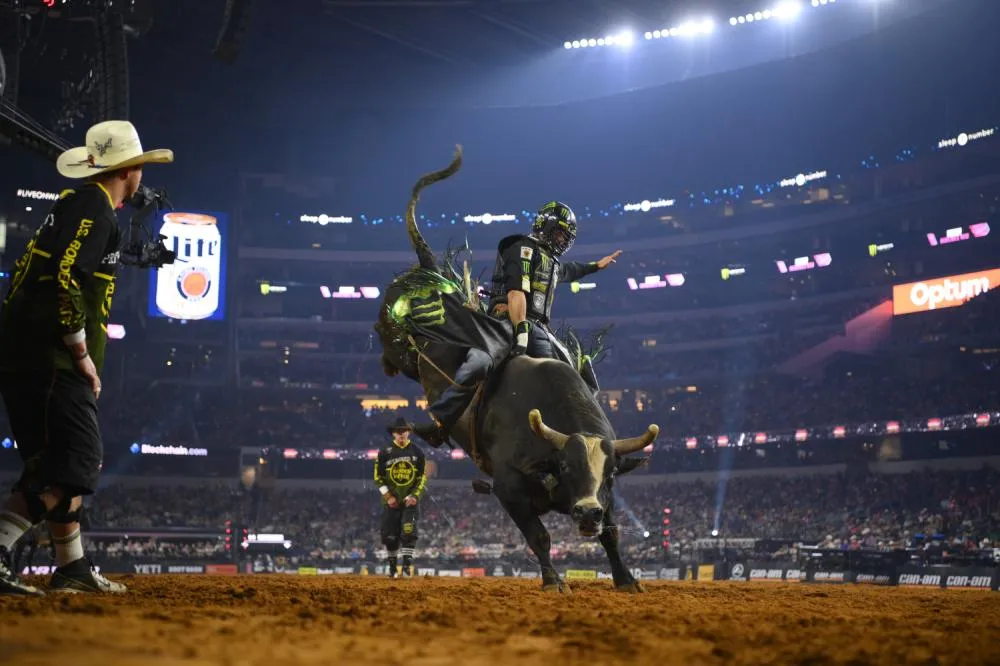 Montaria do campeão mundial Kaique Pacheco durante a Final Mundial de 2024 no AT&T Stadium em Arlington (Bull Stock Media).JPG
