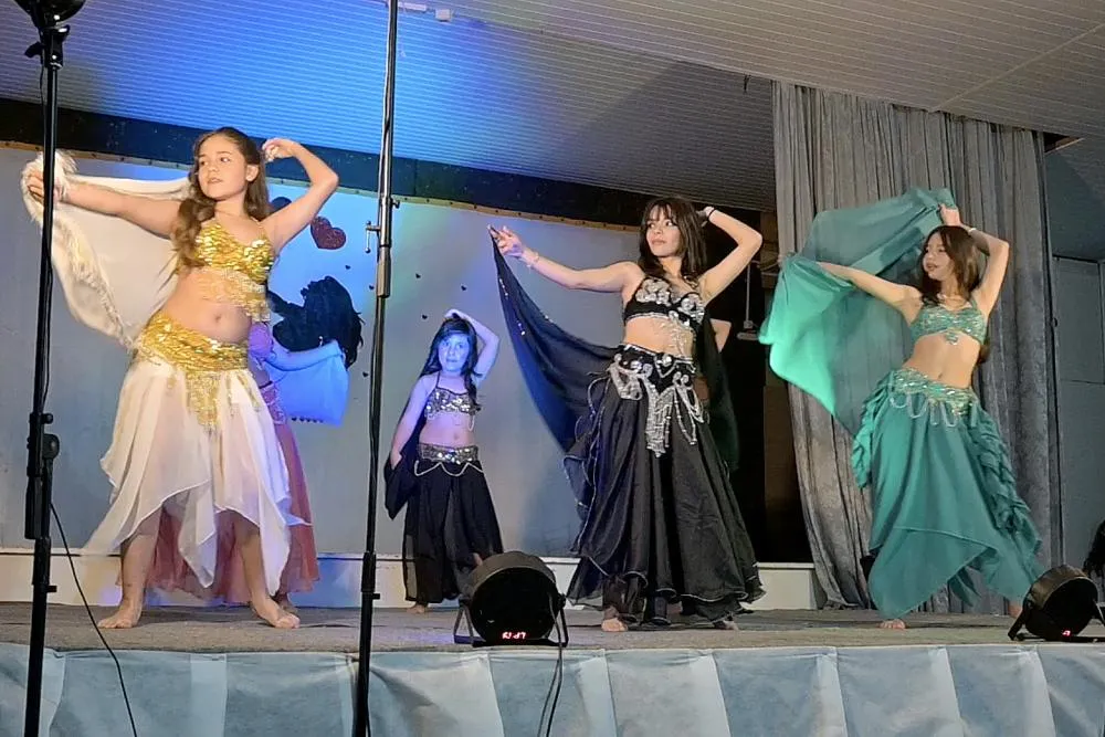 Alunos das oficinas culturais emocionam as mães com apresentações no Centro de Cultura de Piraí do Sul. Foto Toninho Anhaia