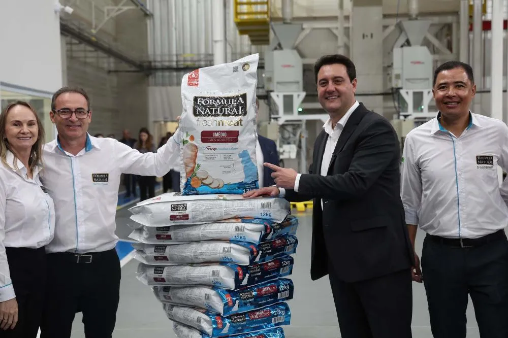 O governador Carlos Massa Ratinho Junior participou, nesta terça-feira (20), da inauguração da mais nova indústria de alimentos pet no Paraná, a Adimax, instalada em Mandirituba, na Região Metropolitana de Curitiba (RMC). Foto: Jonathan Campos/AEN