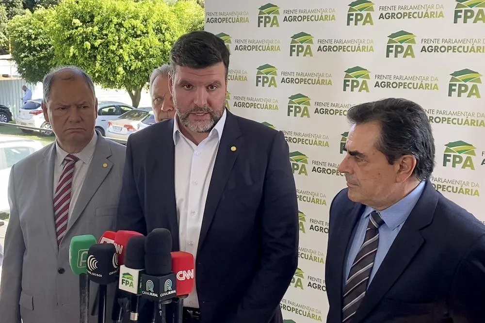 Parlamentares discutem ações de resposta à gripe aviária em reunião da FPA.