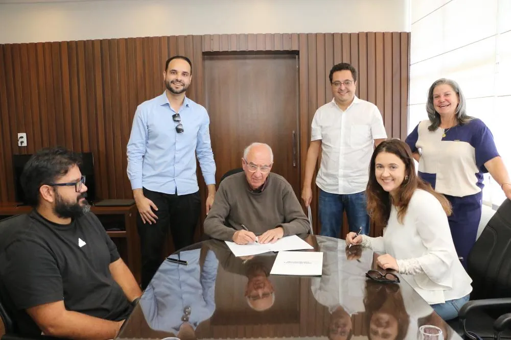 Representantes das indústrias de argamassas e de tratamento de efluentes celebraram a parceria com a Prefeitura. Foto Daniel Calvo