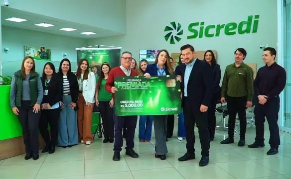 Jaqueline Mainardes recebe o prêmio de R$ 5 mil da Poupança Premiada Sicredi em Piraí do Sul.