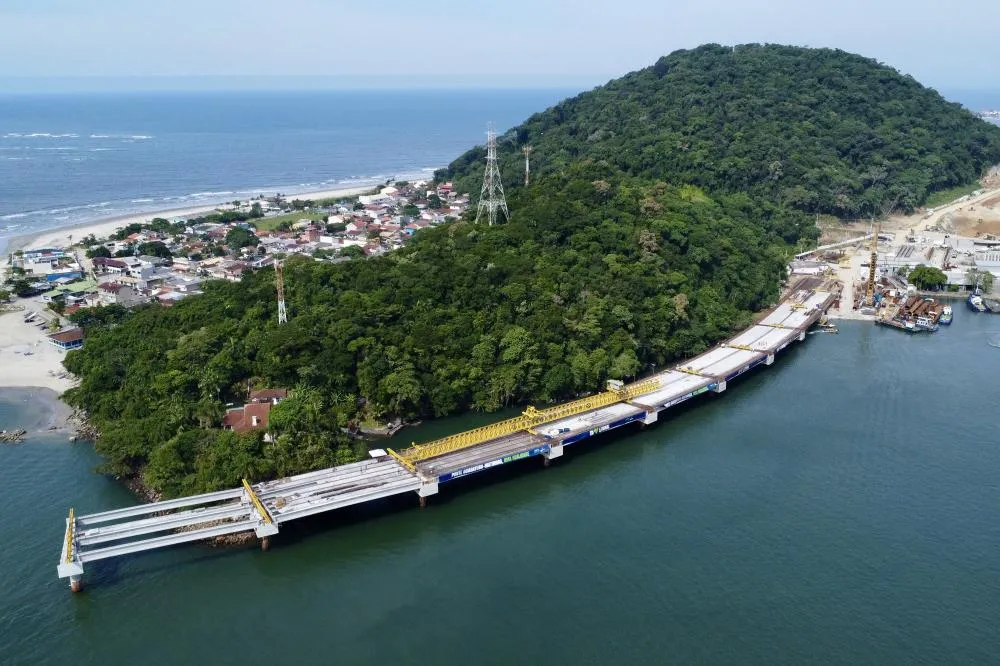 Utilidade pública: construções de rodovias e de pontes, como a que vai ligar Matinhos a Guaratuba, são prioridades do Estado na avaliação do licenciamento ambiental Foto: Rodrigo Félix Leal/SEIL-PR