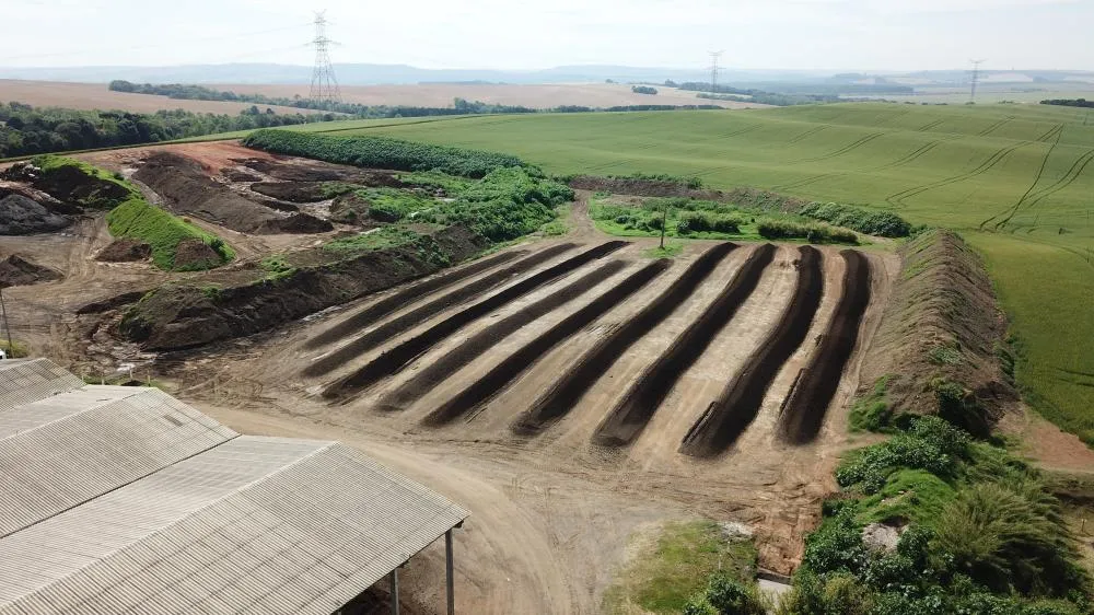 Processo de compostagem pode transformar resíduos orgânicos em um poderoso adubo natural, fechando o ciclo da natureza e contribuindo para a preservação do meio ambiente.