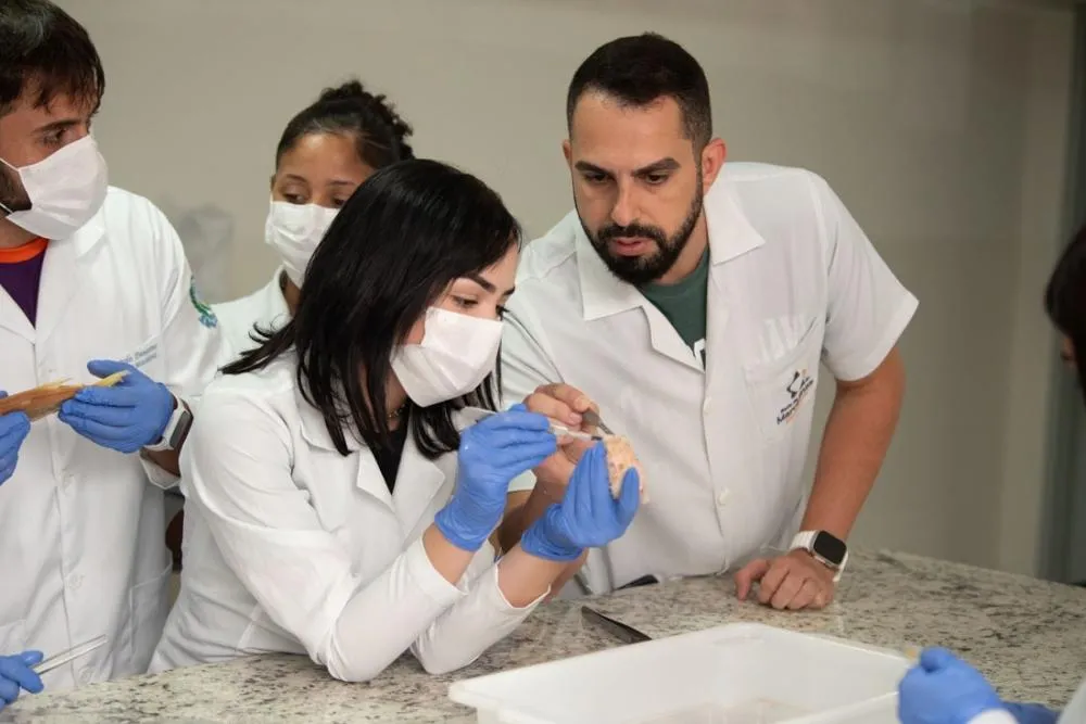 O projeto permitiu que estudantes isolassem espécies nativas de Nematoides Entomopatogênicos (NEPs) do gênero Heterorhabditis na Mata Atlântica da região. Foto divulgação