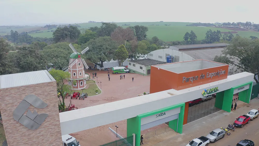 Imagem panorâmica da entrada principal do Parque de Exposições Capal, em Arapoti/PR (Crédito: Comunicação Capal)