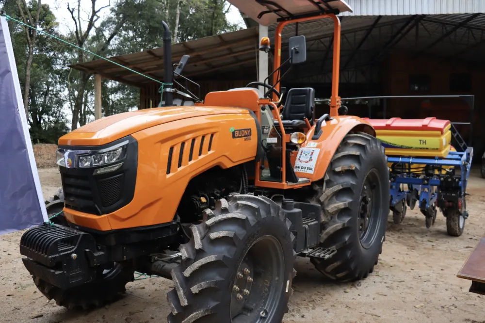 Um trator agrícola 4x4 de 75 cavalos de potência, acoplado a uma plantadeira de arrasto de cinco linhas, foi entregue à Associação de Produtores Rurais e Moradores do Bairro Capinzal, na zona rural do município.
