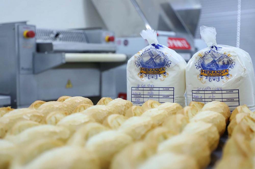 Em Ponta Grossa, o moinho Herança Holandesa, do grupo Unium - que reúne as cooperativas Frísia, Castrolanda e Capal - foi pensado para produzir farinhas especiais para linhas industriais do mercado B2B, como é conhecida a produção para outras marcas.