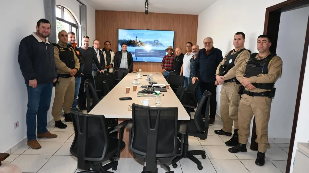 Produtores e PM discutem estratégias para reforçar a segurança nas áreas rurais da região. Foto Toninho Anhaia