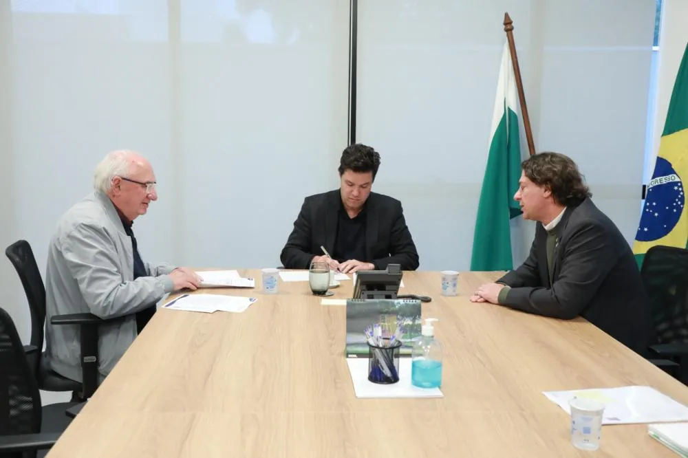 Secretário do Planejamento do Paraná, Guto Silva, prefeito Reinaldo Cardoso e deputado Anibelli Neto em reunião sobre o aporte financeiro para Castro. Foto divulgação