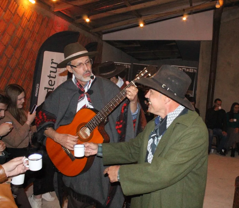 O projeto combina encenação teatral, música, gastronomia e história.
