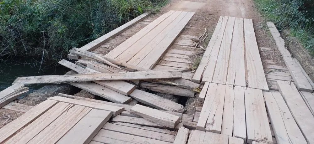 A ponte chegou a ficar intransitável, recebi reparos temporários e agora será refeita. Foto Divulgação