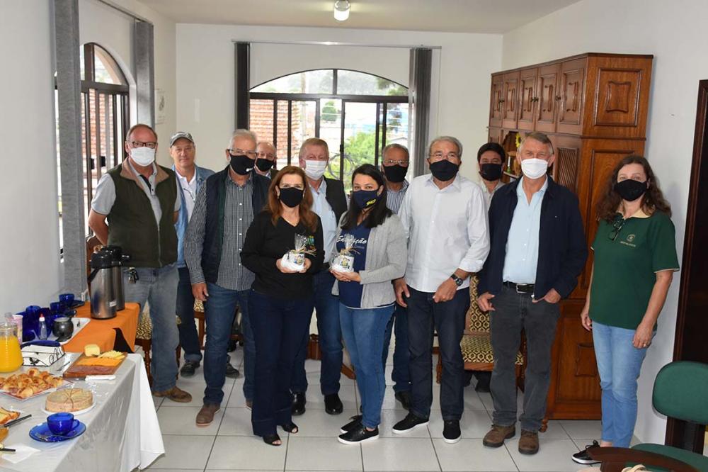 Ao final do Café do Produtor as professoras receberam de recordação uma caneca estilizada com os lemas do Agrinho de 2020. 
