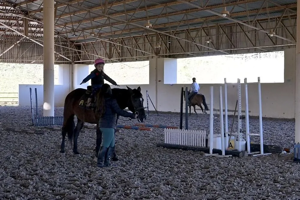 Alunos e cavalos do CHPG em momento de treino na pista principal do Centro de Eventos de Ponta Grossa. Crédito da Foto: Toninho Anhaia
