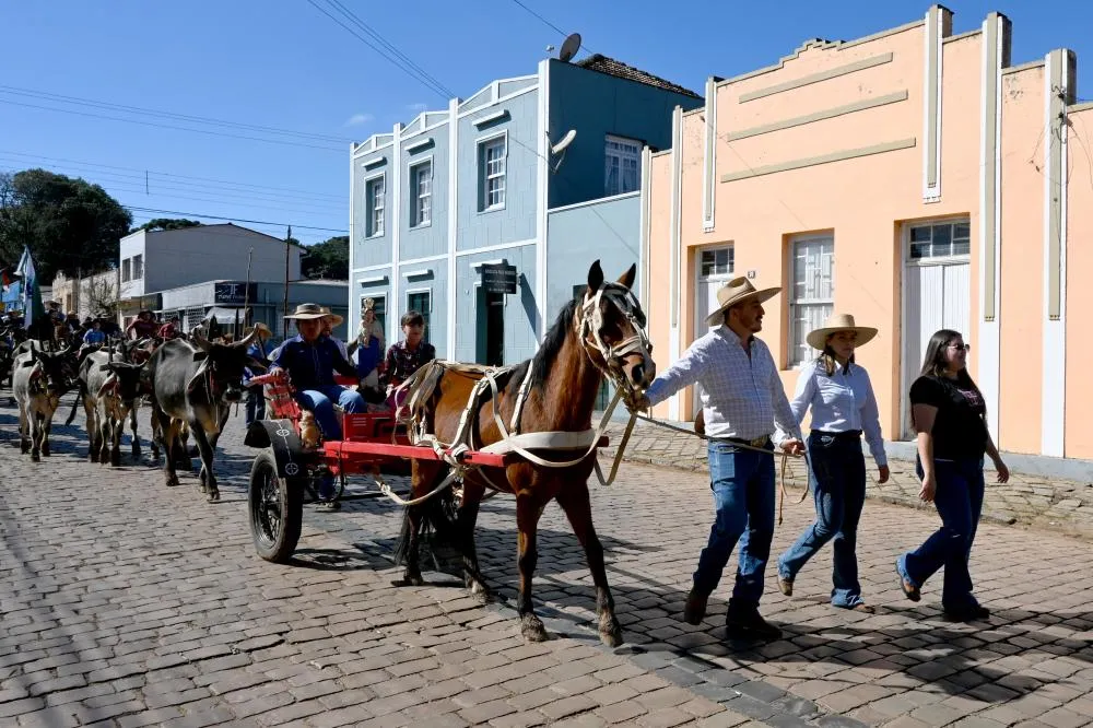 Cavaleiros percorrem a antiga rota das tropas rumo ao Santuário de Nossa Senhora das Brotas durante o 6º Encontro Tropeiro de Piraí do Sul. Foto Toninho Anhaia