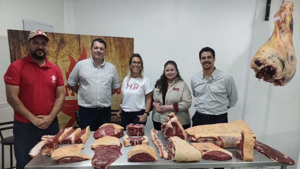 Realizado no dia 20 de novembro, na unidade industrial do Frigorífico Silva, localizado em Santa Maria (RS), a 7ª edição do Concurso bateu recorde de inscrições totalizando 450 animais, divididos em 18 lotes, de 11 produtores.