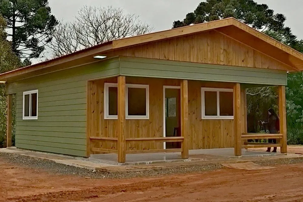 Protótipo de casa em CLT da Águia Florestal, montada com painéis estruturais de madeira reciclada e engenharia sustentável. Fotos Toninho Anhaia