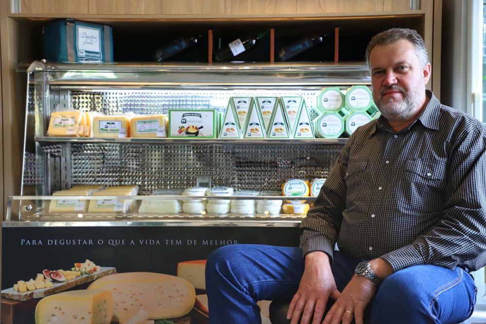 Em Palmeira, a cooperativa Witmarsum mantém uma fábrica que produz queijos finos. De acordo com Artur Sawatzky, diretor-presidente da cooperativa, a unidade produtora de queijos - que emprega 33 pessoas - produz cerca de 30 toneladas por mês.