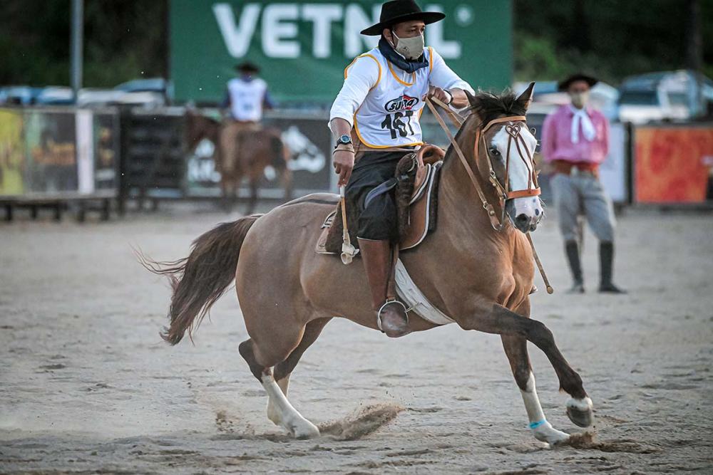 Na Força A, Ítano Kelvin Pereira Figueiredo com El Barquero 33 Chubut foi bicampeão do Inclusão de Ouro com 44,300.Foto: Fagner Almeida/ABCCC/Divulgação